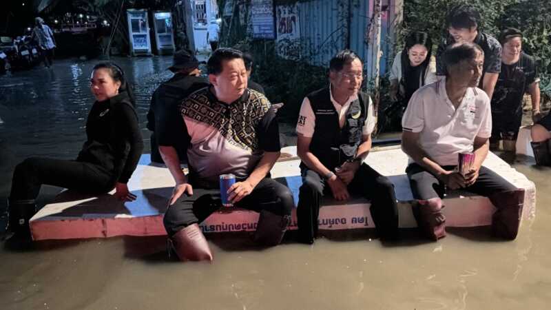 ปทุมธานี – บิ๊กแจ๊สจับมือนายกยุทธศักดิ์ ปั้นคันดิน 3 วัน 3 คืน นำร่องกู้4หมู่บ้าน เตือนคนปทุมอย่าประมาท ผู้ว่าเร่งติดตั้งเครื่องผลักดันน้ำลงเจ้าพระยา