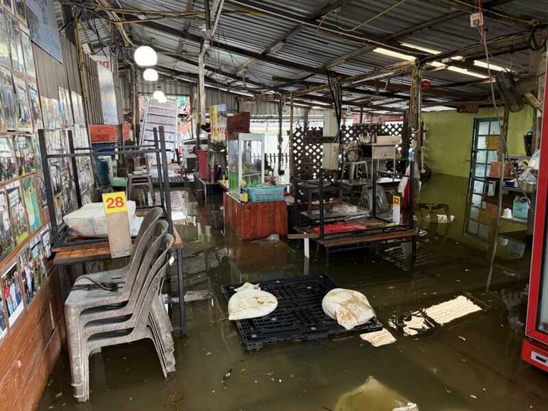 ปทุมธานี – ฝนถล่มหนักน้ำคลองรังสิตเพิ่มสูงร้านก๋วยเตี๋ยวเรือคลอง 12 น้ำ ท่วมกว่า 70 ซม.