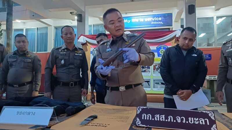 ผบก.ภ.จว.ยะลา แถลงรวบ 2 ผู้ต้องหาคดีฆ่าหนุ่มวัย 19 ปี ยิงหลัง–แทงซ้ำ 7 แผล ปมขัดแย้งเก่า ยึดปืนเถื่อน–มีด–จยย. สั่ง 18 สภ. กวาดล้างอาวุธเข้ม
