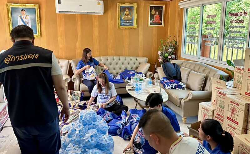 นครนายก – “ผู้การแดง” และน้องสาว นำทีมเร่งบรรจุถุงยังชีพ 5,000 ชุด ส่งต่อความช่วยเหลือประชาชนประสบอุทกภัยจังหวัดนครนายก