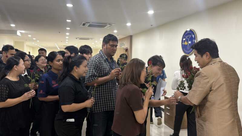 ปทุมธานี – ชาวบ้านแห่ให้กำลังใจนายกบางคูวัดตร.รู้ตัวมือปืนจ่อออกหมายจับ
