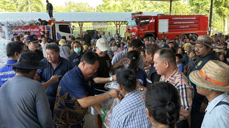 ปทุมธานี – ส.ส.เต๋าลุยน้ำท่วมสามโคกแจกถุงยังชีพกว่า 1.5 พันชุดบรรเทาทุกข์ชาวบ้านนอกคันกั้นน้ำ