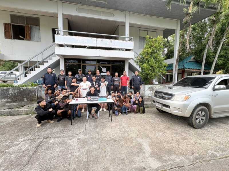 ตม.นราฯเปิดแผนยุทธการเอกซเรย์พื้นที่แนวชายแดน ร่วมหน่วยความมั่นคงจับกุมแรงงานต่างด้าว 21คนพร้อมคนไทย 1 คนให้การช่วยเหลือคาบ้านเช่า