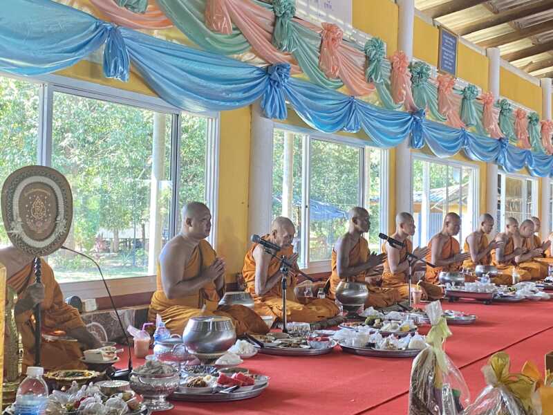 ตราด – แห่ตักบาตรเทโวล่วงหน้าวัดตะกาดร่วมสุข ต.ไม้รูด อ.คลองใหญ่ จ.ตราด