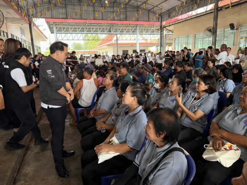 ปทุมธานี – รมว.สธ.ลุยน้ำท่วมตระเวน 4จุดซับน้ำตาผู้ประสบภัยกำชับดูแลกลุ่มเปราะบาง-เตือนระวังโรคฉี่หนู