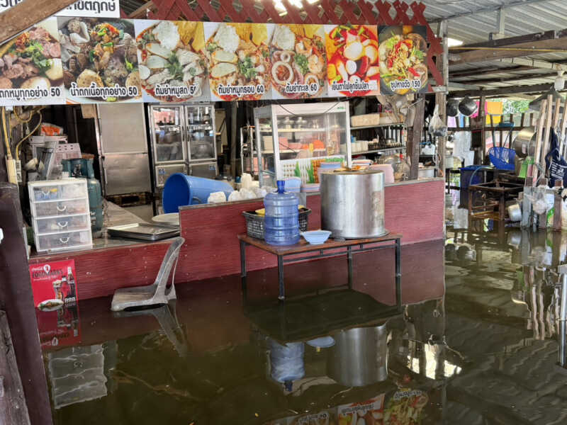 ปทุมธานี – ร้านก๋วยเตี๋ยวเรือคลอง 12 จมบาดาลเจ้าของโอดวอนรัฐเร่งระบายน้ำ-จี้พักหนี้ 3 เดือนต่อลมหายใจ