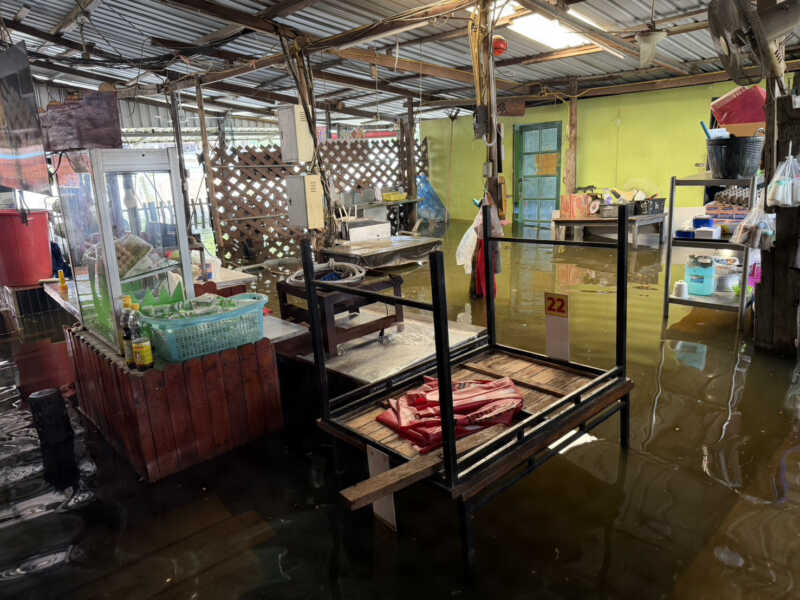 ปทุมธานี – น้ำท่วมร้านจนไปต่อไม่ไหวเจ้าของก๋วยเตี๋ยวยื่นหนังสือถึงกมธ.วอนช่วยเจรจาแบงก์พักหนี้ 3 เดือน