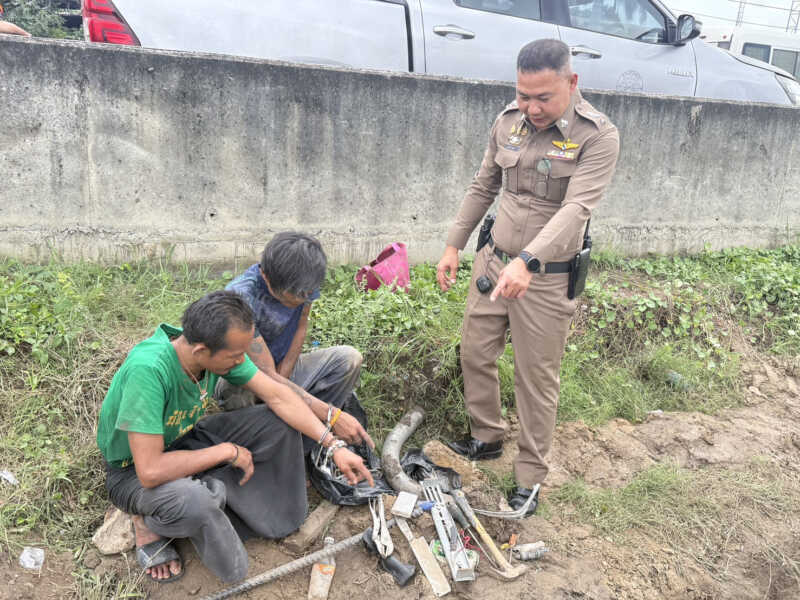 ปทุมธานี – ตร.รวบ 2 หนุ่มประวัติโชกโชนลอบขุดตัดสายไฟทางหลวง