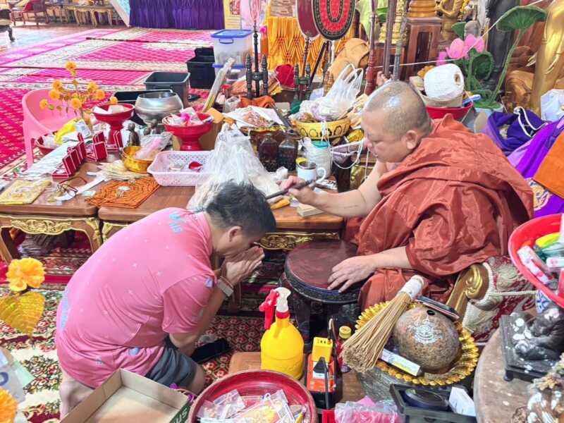 สส.ชุมพร พึ่งบารมี “อาจารย์อำนาจ เขาสามล้าน” ขอพรสู้ศึกสภาฯ ด้านคู่ผัวเมียรับจ้างดวงเฮงคว้าที่ 1 ตะลึงปาฏิหาริย์ “พญาครุฑ” กันรอดคมกระสุน RPG เหลือเชื่อ!