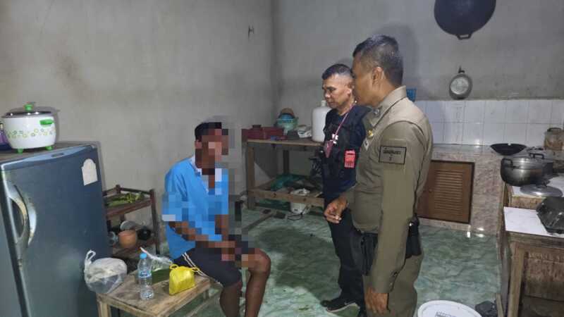 พ่อสุดทนลูกคลั่งยา! ถือมีดบุกฟันถึงเตาย่างปลา พ่อฮึดแย่งมีดฟันสวนดับสลดคาบ้านที่ชุมพร