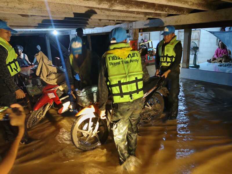 ชุมพร – ชุมพรอ่วม! น้ำท่วม 5 อำเภอ กระทบ 253 คน 142 ครัวเรือน ฝนยังตกต่อเนื่อง