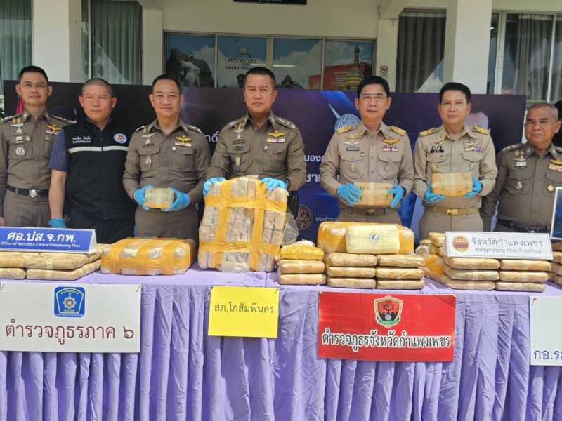 กำแพงเพชร – ตำรวจภูธรภาค 6 สนธิกำลังแถลงจับกุมขบวนการค้ายาเสพติดรายใหญ่ ยึดยาบ้ากว่า 1.1 ล้านเม็ด ซุกรถเก๋งเตรียมส่งชลบุรี
