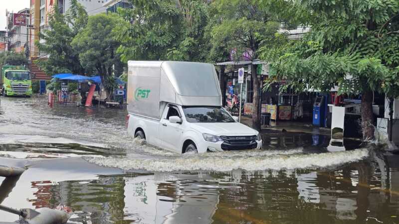 ปทุมธานี – น้ำคลองรังสิตลดช้า นายกโบว์ลิ่ง แจงรับน้ำหลายชุมชนเตือนชาวบ้านอย่าประมาท