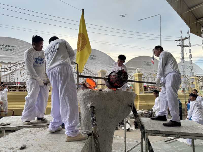 ปทุมธานี – พลังศรัทธาล้นหลามพุทธศาสนิกชนนับพันร่วมพิธีเททองหล่อพระประธานวัดโบสถ์มงคลอายุเจ้าคณะจังหวัด
