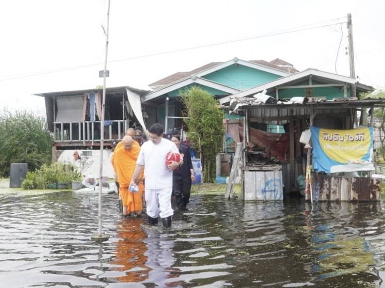 ปทุมธานี – พระสงฆ์ลุยน้ำถึงบ้านมอบถุงยังชีพให้กำลังใจผู้สูงอายุผู้ป่วยติดเตียงและผู้พิการในพื้นที่7ตำบล