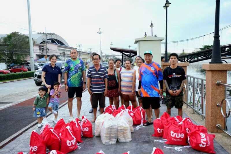 ปทุมธานี – ทน.รังสิต ทดลอง ใช้โดรน ยักษ์ลำเลียงถุงยังชีพส่งตรงพื้นที่บ้านน้ำท่วมเข้าถึงยาก