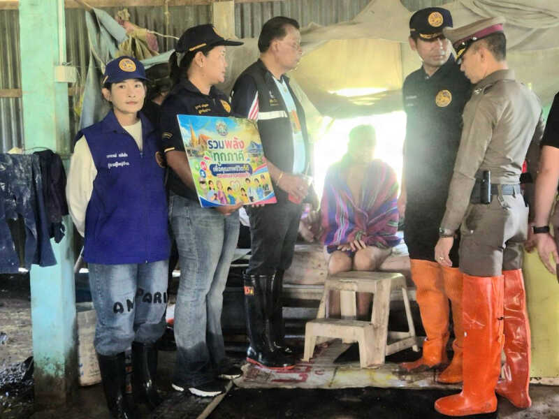 ปทุมธานี – นอภ.ลาดหลุมแก้วผนึกอบจ.-ตร.ลุยน้ำท่วมแจกถุงยังชีพเยี่ยมกลุ่มเปราะบางถึงบ้าน