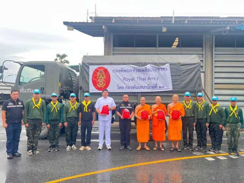 ปทุมธานี – วัดพระธรรมกายร่วมกับ กอ.รมน.ปทุมธานี ลงพื้นที่แจกถุงยังชีพ 300 ชุด ช่วยชาวชุมชนจามร ลำลูกกา