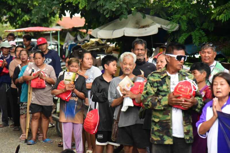 ปทุมธานี – วัดพระธรรมกายส่งต่อความช่วยเหลือ มอบถุงยังชีพ 500 ชุด ถึงมือผู้ประสบภัยน้ำท่วมนครสวรรค์