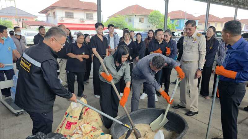 ปทุมธานี – อบจ.จับมือสาธารณสุขจังหวัดเปิดสอนทำ EM บอลฟื้นฟูสิ่งแวดล้อม