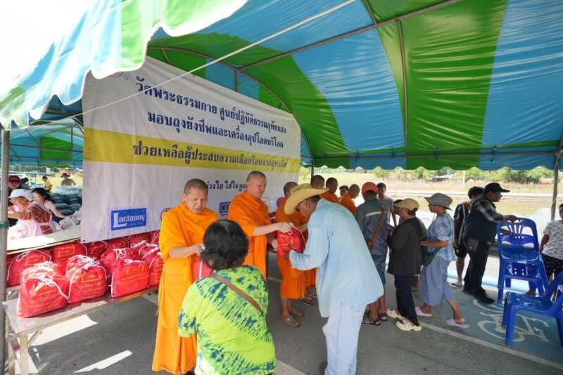 ปทุมธานี – รวมพลังแบ่งปัน วัดพระธรรมกายส่งถุงยังชีพถึงมือผู้ประสบภัยอุทัยธานี