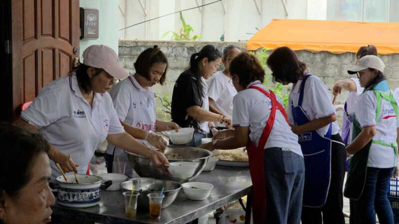 ปทุมธานี – สจ.ต้อย จับมือ นายกแจ๊ส เปิดโรงทานถวายเป็นพระราชกุศล 13 ตุลาน้อมรำลึกในหลวงรัชกาลที่ 9 ช่วยผู้ประสบภัยน้ำท่วมลำลูกกา