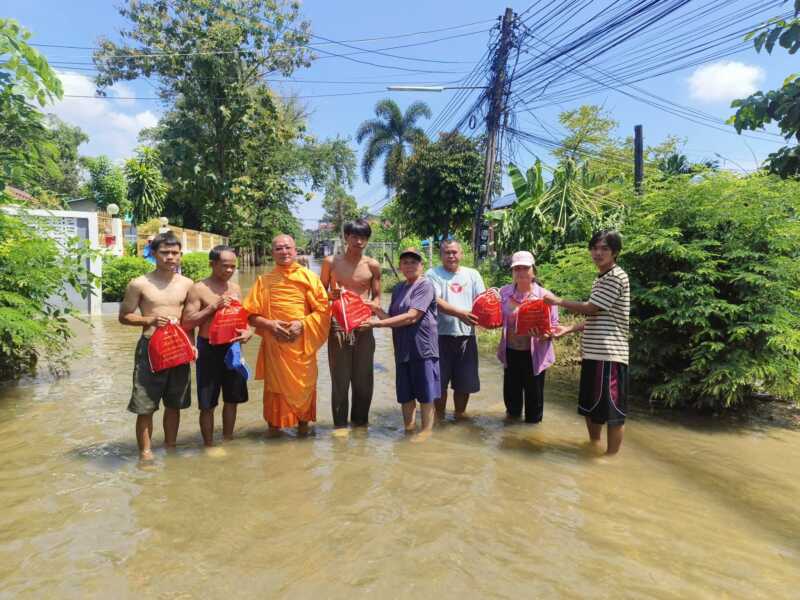 ปทุมธานี – วัดพระธรรมกายส่งถุงยังชีพ 700 ชุด ช่วยน้ำท่วมสระแก้ว กระจายความช่วยเหลือ 3 อำเภอผ่านคณะสงฆ์ในพื้นที่