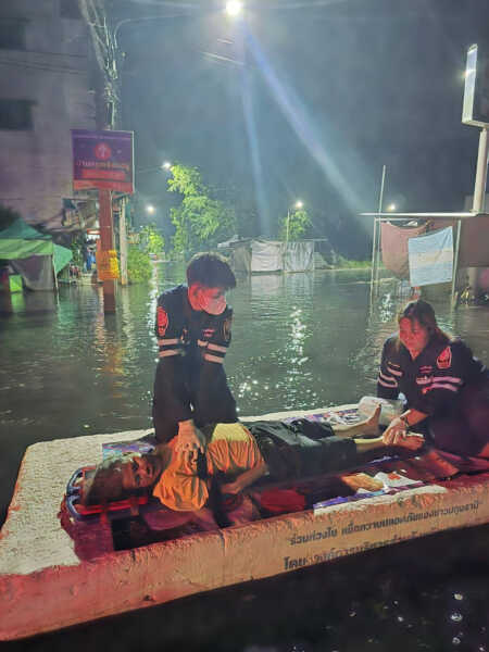 ปทุมธานี – สลดกู้ภัยปั๊มหัวใจบนโฟมลุยน้ำท่วมกว่า 1 กม.ยื้อชีวิตสาวแต่ไม่รอด
