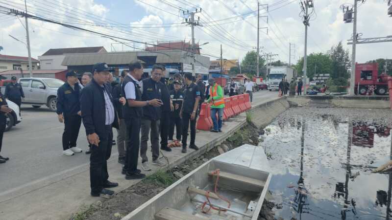 ปทุมธานี – บิ๊กแจ๊ส นำทัพทุกหน่วยงานลุยประตูน้ำวัดแสงสรรค์เร่งระบายน้ำเสียคลองรังสิตเร่งฝังกลบซากปลานิลกว่า 30 ตันยันปลอดภัยไร้กลิ่น
