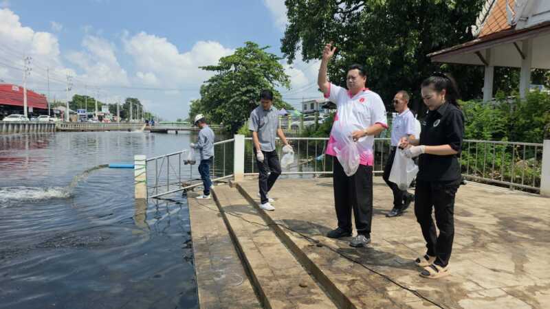 ปทุมธานี – นายกยุทธศักดิ์ เร่งช่วยปลาแก้น้ำเน่าที่ใช้จุลินทรีย์ฟื้นฟูน้ำเสียคลอง 2 เร่งเพิ่มออกซิเจน ปลาเริ่มเล่นน้ำ