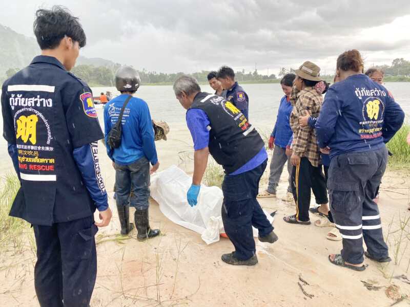 ตราด – เศร้า สลด ❗️เรือไฟเบอร์ล่มกลางอ่างเก็บน้ำบ้านมะนาว ขณะ 5 คนข้ามกลับจากสวนยาง จมน้ำเสียชีวิต 2 ราย ชาวบ้านช่วยรอด 3 ราย